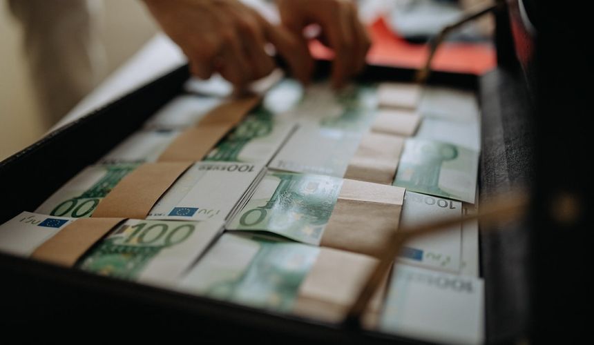 Можно ли сдавать наличные в багаж при авиаперелете