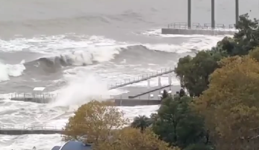Шторм не уходит: Сочи залило дождями, ветер срывает пляжные павильоны