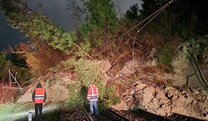 Из-за мощного оползня поезда в Сочи опаздывают на 4 часа