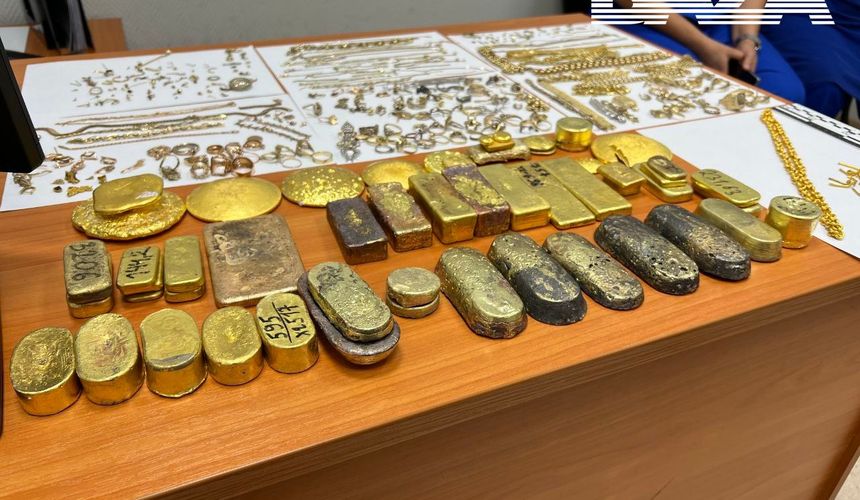 В аэропорту Махачкалы задержали пассажира за провоз 28 кг золотых слитков