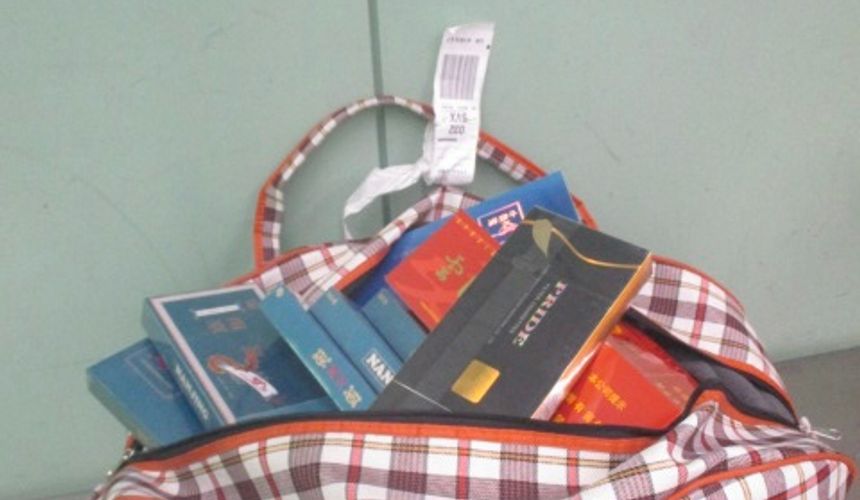 Турист привез из Пекина в Екатеринбург сразу 11 блоков сигарет