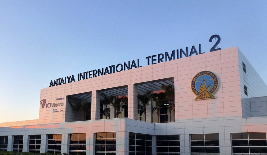 В аэропорту Антальи туристка упала в обморок после скандала из-за ручной клади