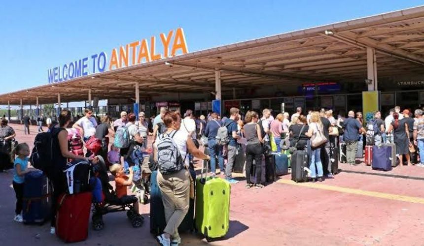 Многодетной семье пришлось улететь из Антальи без отца из-за овербукинга