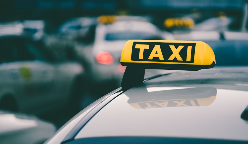 Таксисты начали отказываться от поездок в аэропорт Кольцово