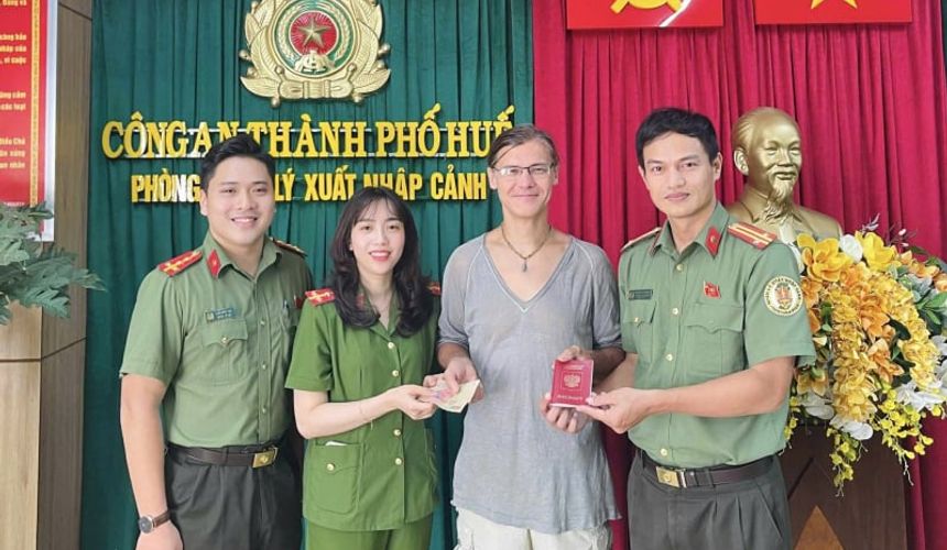 Во Вьетнаме местные жители вернули россиянину потерянные загранник и деньги