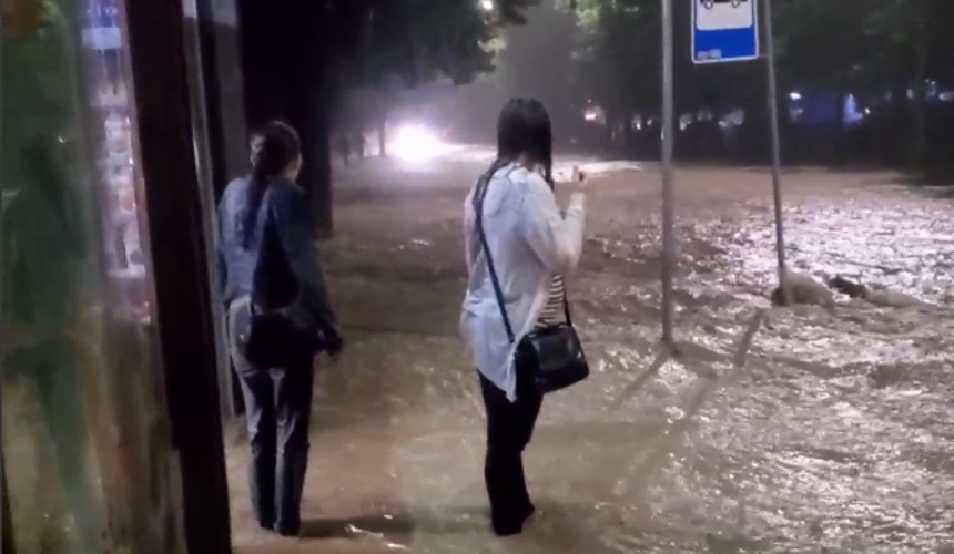 В Сочи затоплен ряд автодорог и улиц