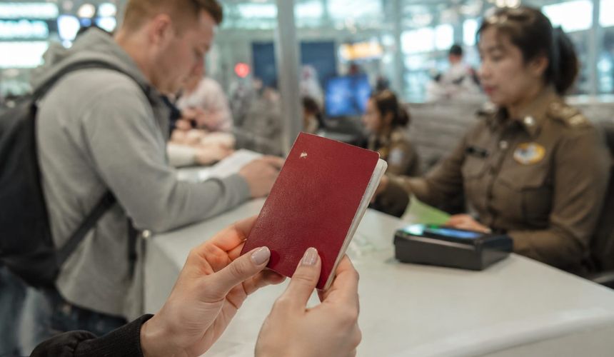 РСТ объяснил, что делать при повреждении загранпаспорта в Таиланде