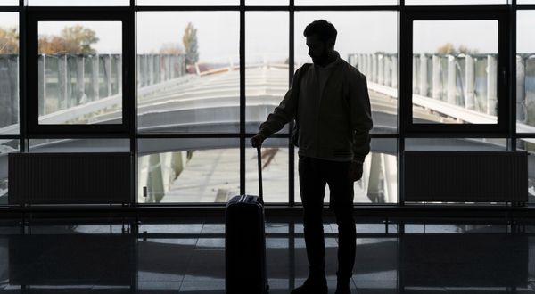 Турист подал в суд на приставов из-за ошибочного ограничения на выезд