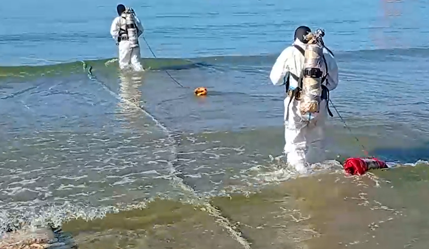 Водолазы собрали последний мазут со дна моря у Анапы