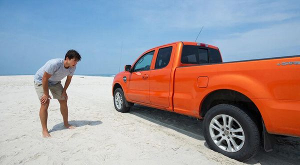 Российскому туристу в Таиланде грозит депортация из-за выезда на пляж на автомобиле