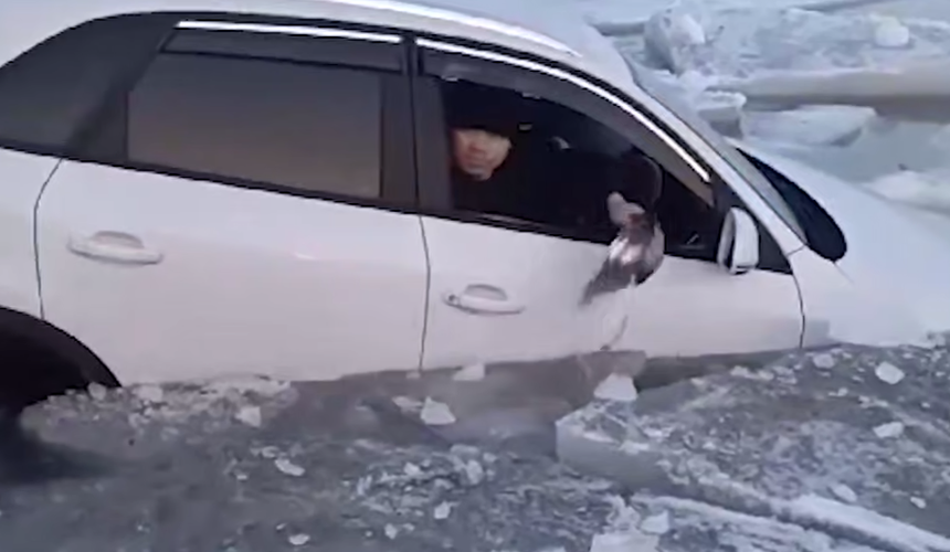 Китайский турист утопил свою машину на рыбалке в Приамурье