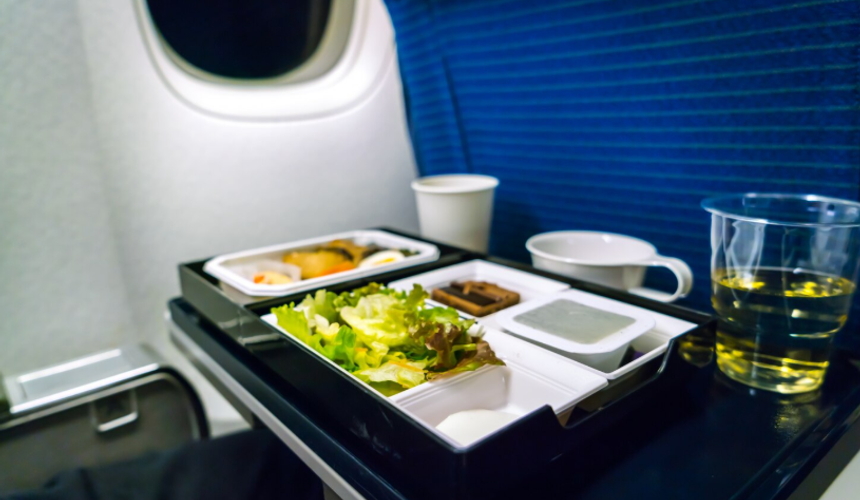 Поставщика питания оштрафовали за просрочку на рейсах «России»