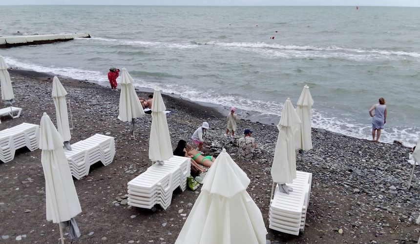Гроза накрыла Сочи, туристам не рекомендуют купаться в море