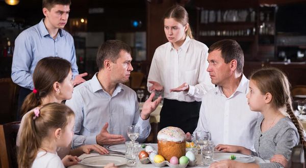 Гости загородного отеля поспорили с местным рестораном из-за принесенных куличей и пасхальных яиц