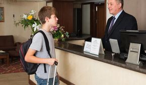 Эксперт разъяснил, нужно ли заверять у нотариуса согласие от родителей на заселение в отель