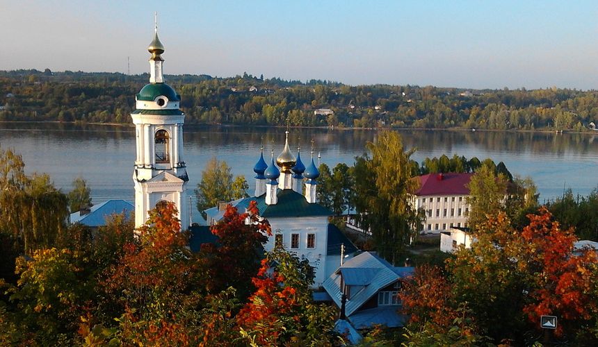 Туристы не сошлись во мнении, мешает ли им шлагбаум на въезде в Плес