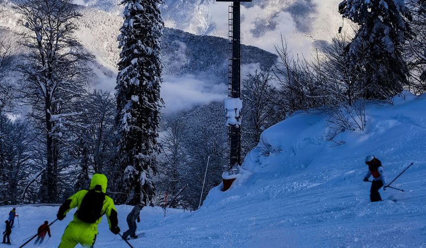 На Красной Поляне в Сочи снегопад и пробки подняли цены на такси