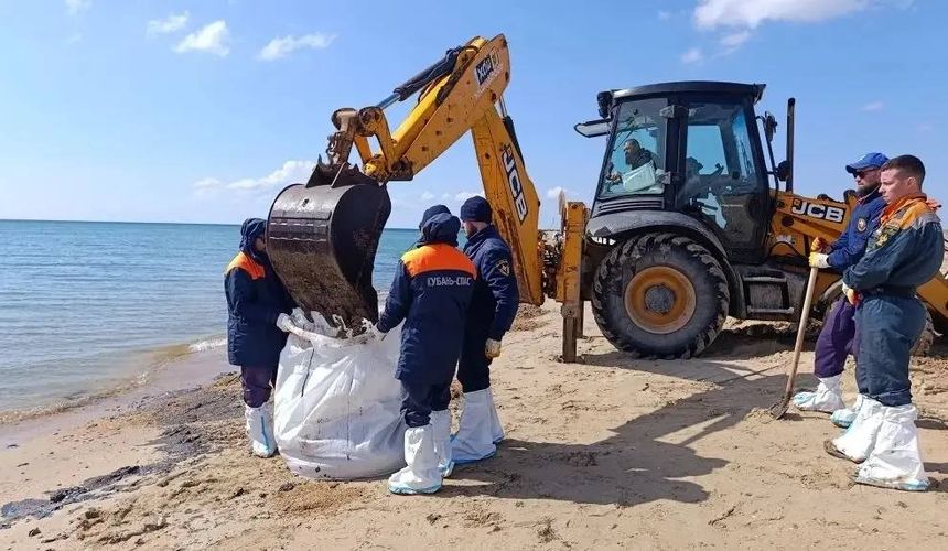    Под Анапой собрали более 1000 мешков песка с мазутом