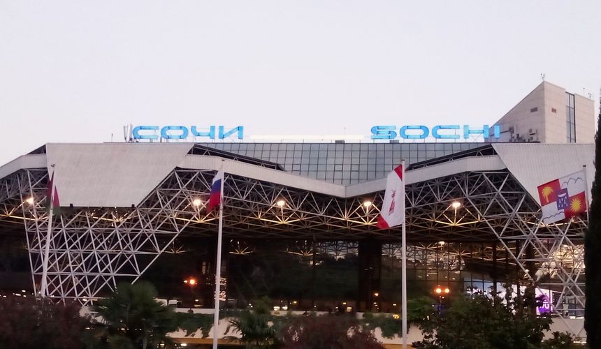 В аэропорту Сочи продолжаются сбои в расписании из-за череды «ковров»