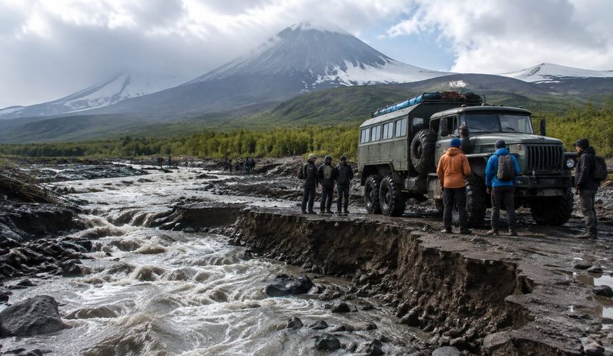 Туристы оказались отрезаны у Плоского Толбачика из-за размытой дороги