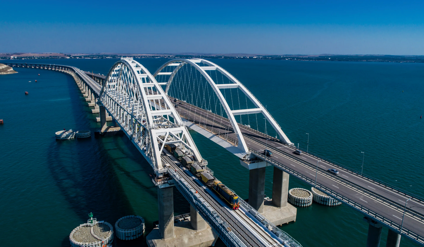 На подъездах к Крымскому мосту образовалась очередь из 650 машин 