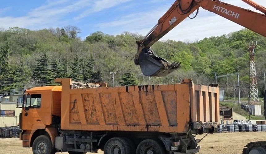 В Туапсе собрали 4165 кубометров загрязненного грунта и смеси воды с мазутом