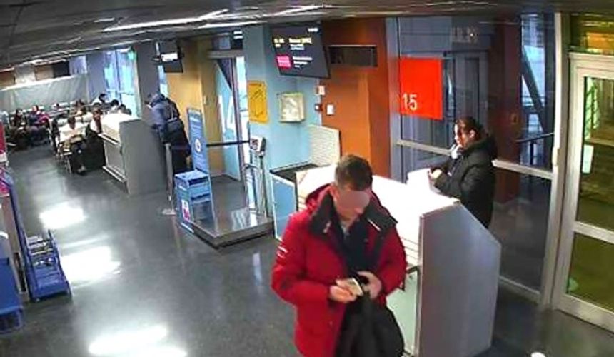 Полиция: пассажир украл телефон у сотрудницы авиакомпании в Кольцово