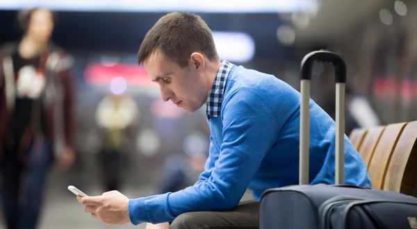 Россияне начали получать сообщения о блокировке сим-карт по возвращении из-за границы