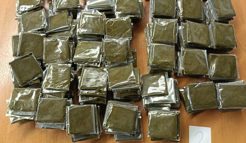 У пассажира в аэропорту Сочи нашли 400 пакетов насвая