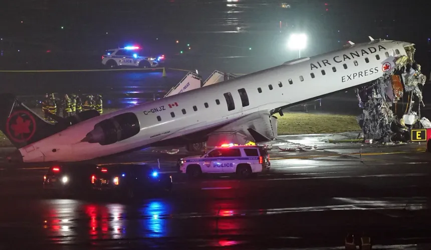 Аэропорт Ла-Гуардия закрыли после столкновения самолета с пожарной машиной