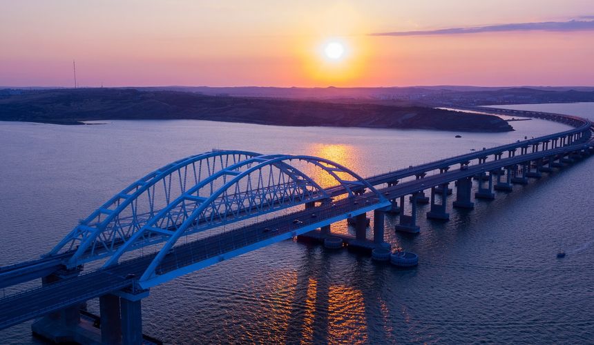 Туристов на электромобилях больше не пускают на Крымский мост