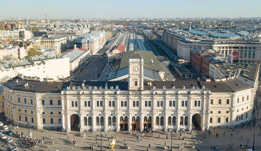 Чтобы купить билеты на юг, туристы ночуют на вокзале в Питере