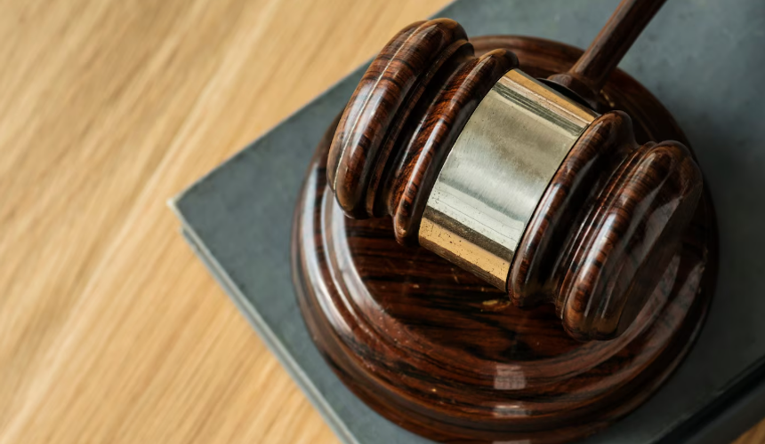 Турист посидел на троне императора в Эрмитаже почти на миллион рублей