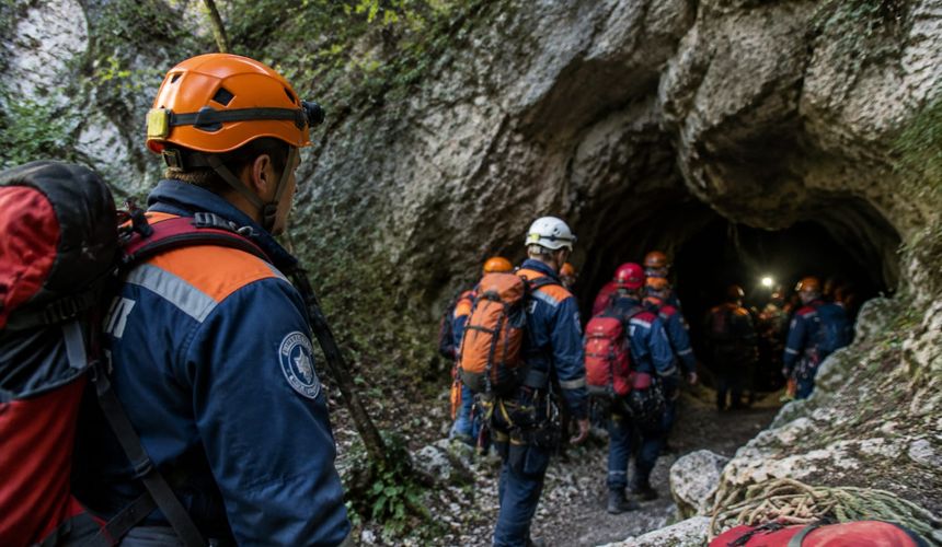 Спасатели круглосуточно ищут туристов в Красной пещере Крыма