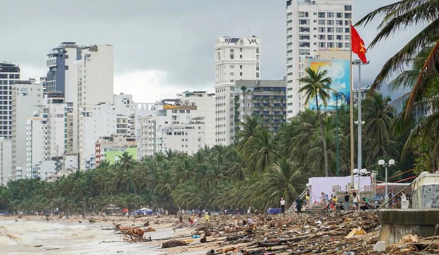 Российские туристы в Нячанге помогают восстановить курорт после наводнения