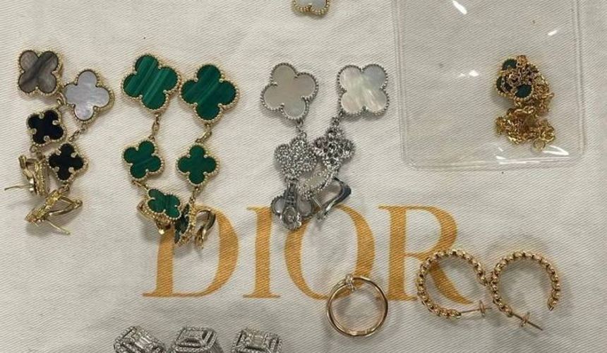 Cartier, Hermès, Van Cleef & Arpels: пассажирка из Дубая пыталась провезти в Россию ювелирку на 5 миллионов рублей