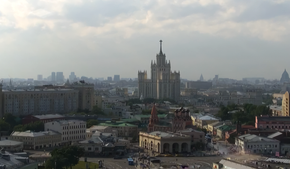 Туристам не повезло с погодой в Москве: на столицу обрушился ливень