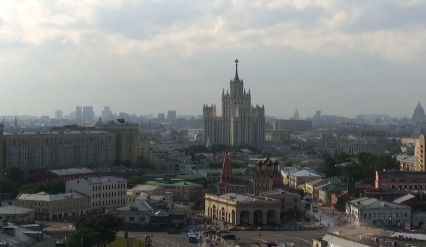 Туристам не повезло с погодой в Москве: на столицу обрушился ливень