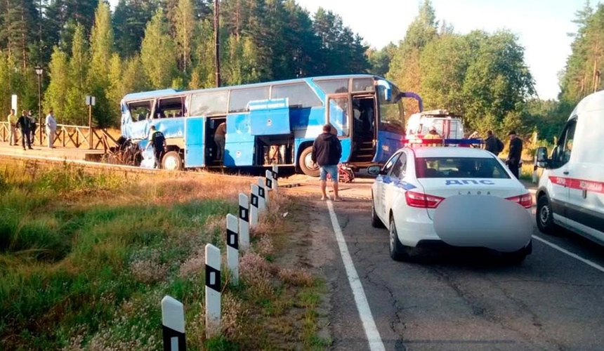 Туристический автобус столкнулся с поездом