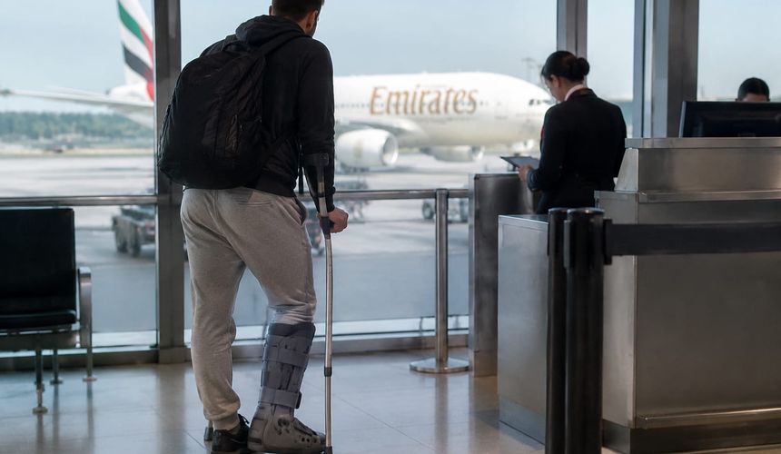 Emirates второй раз не пустила россиянина на рейс с Маврикия после травмы ноги