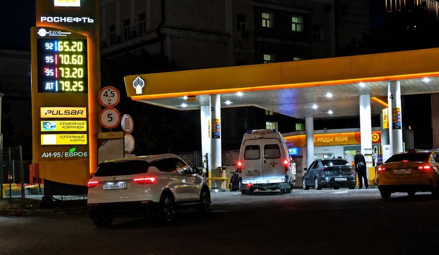 Ситуация с бензином в Москве: автомобилисты сообщают об очередях на АЗС