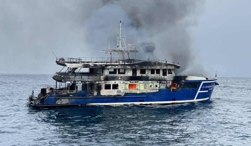 В Таиланде во время морской прогулки загорелось судно с туристами 
