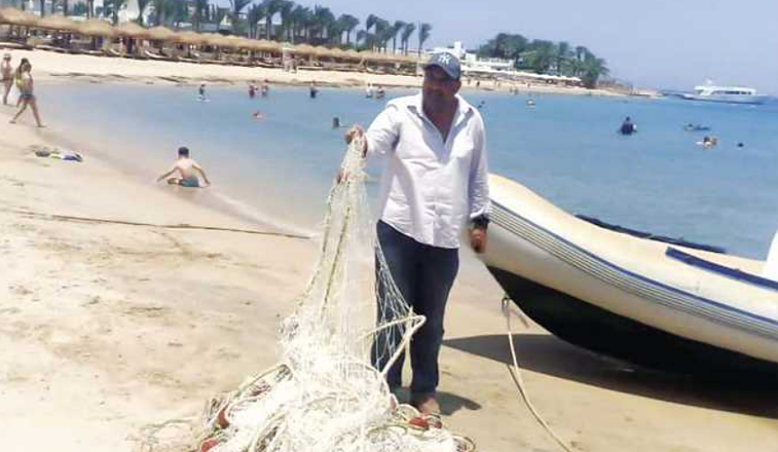 В Хургаде снимают защитные сети от акул на пляжах отелей