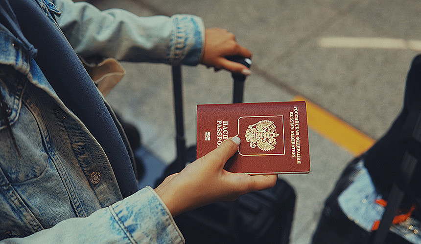 Специалисты развеяли миф, что в 5-летний загранпаспорт не поставят визу
