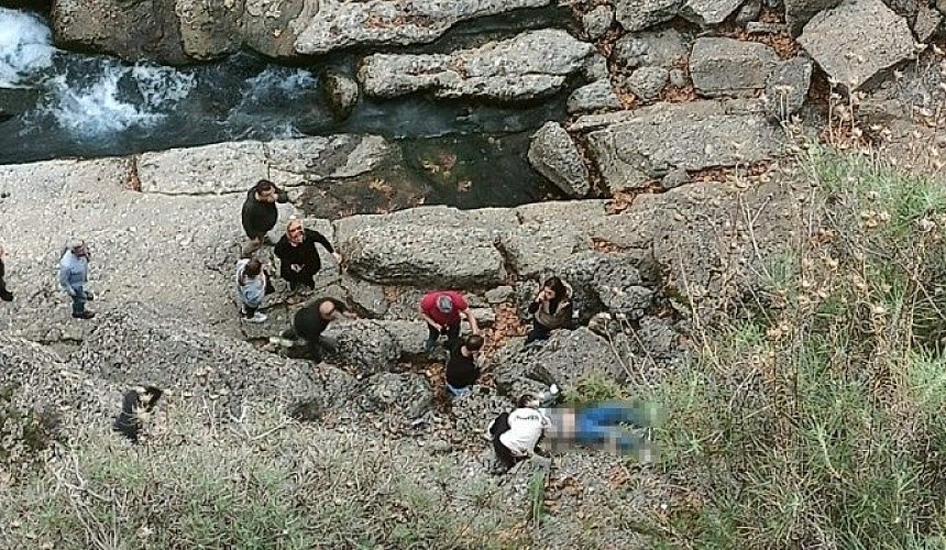 В Анталье пятеро туристов во время горного похода провалились в колодец