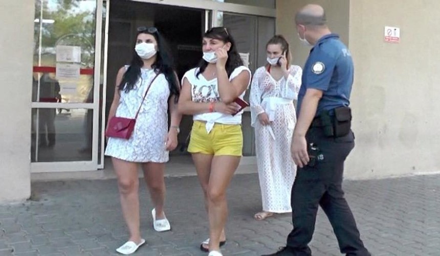 Туристов в Турции выселили из отеля за нападение на медсестру