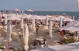 Цены на шезлонги на одном из сочинских пляжей возмутили туристов