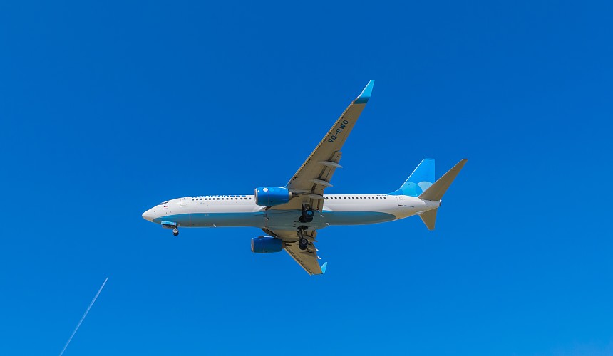 Тягач врезался в самолет авиакомпании «Победа» в аэропорту Сочи