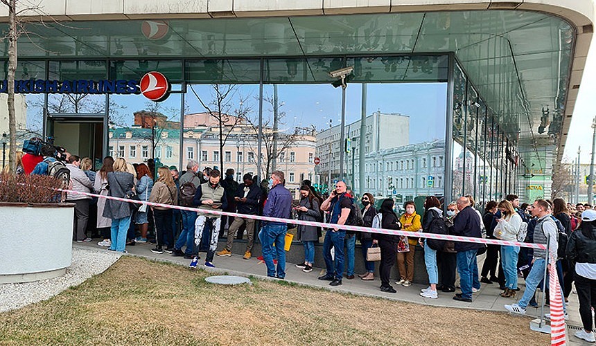 Возле офиса Turkish Airlines в Москве выстроилась очередь