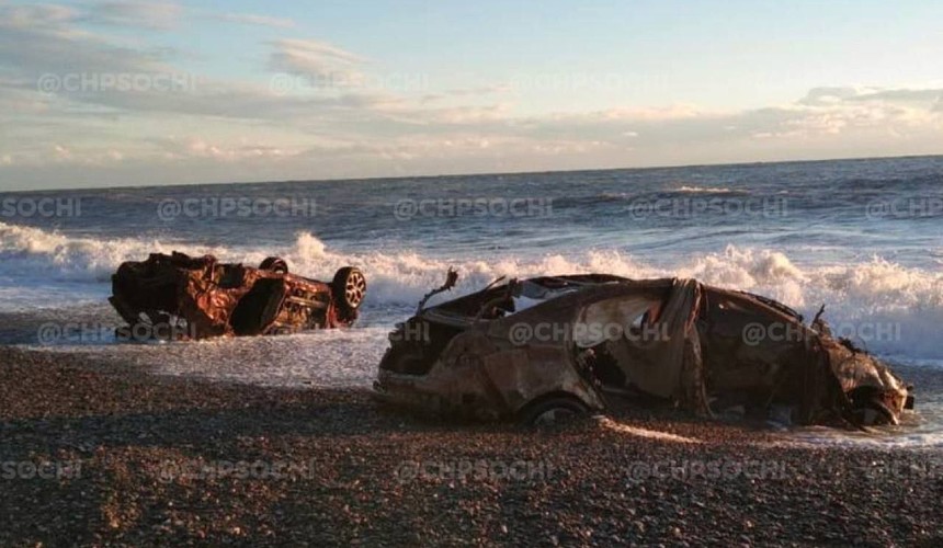 Шторм на Сочинском побережье вынес на берег два ранее затонувших автомобиля